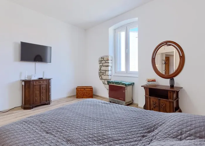 Large Apartment In City Centre Pula!