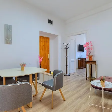 Large Apartment In City Centre Pula! Exterior photo